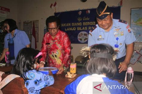 Dandim Jayapura Dampingi Walikota Jayapura Uji Coba Program Makan Bergizi Kepada Siswa 1.912 orang