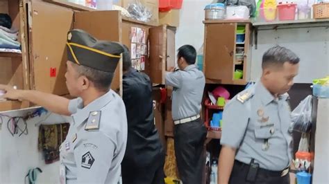 Pastikan Keamanan Selama Ramadhan, Petugas Lapas Banyuwangi Geledah Kamar Hunian
