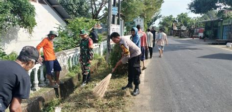 Sinergitas Tiga Pilar Kecamatan Utan Kompak Gotong Royong Bersihkan Taman