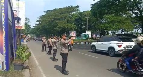 Kapolsek Tempuran Beserta Anggota dalam Giat Pam Ops Ketupat Lodaya di Objek Wisata Pantai Ciparagejaya